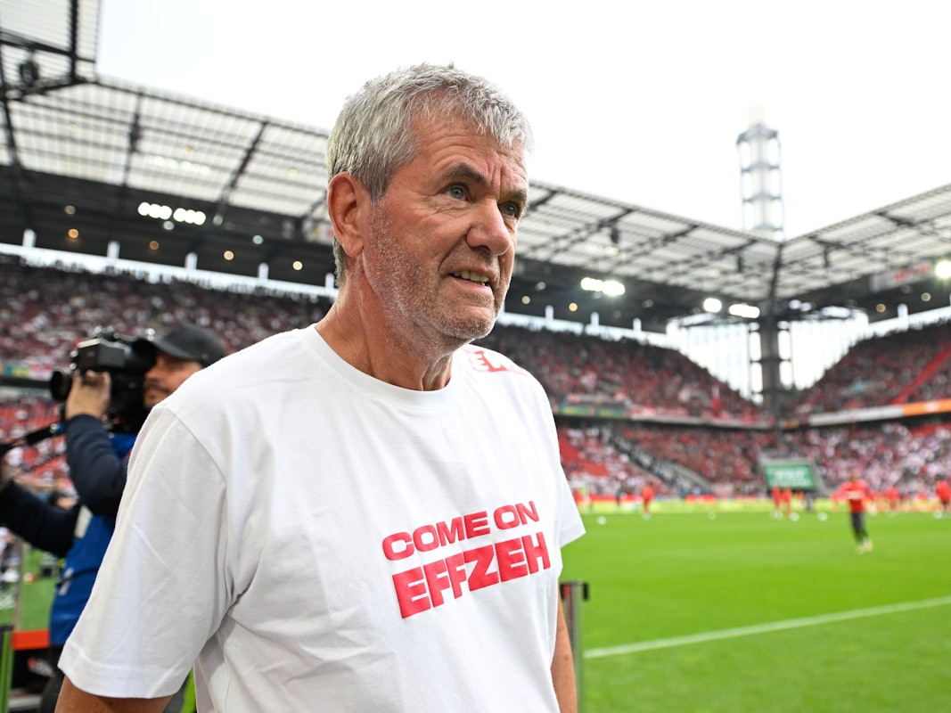 Kölns Trainer Friedhelm Funkel kommt vor dem Spiel ins Stadion.