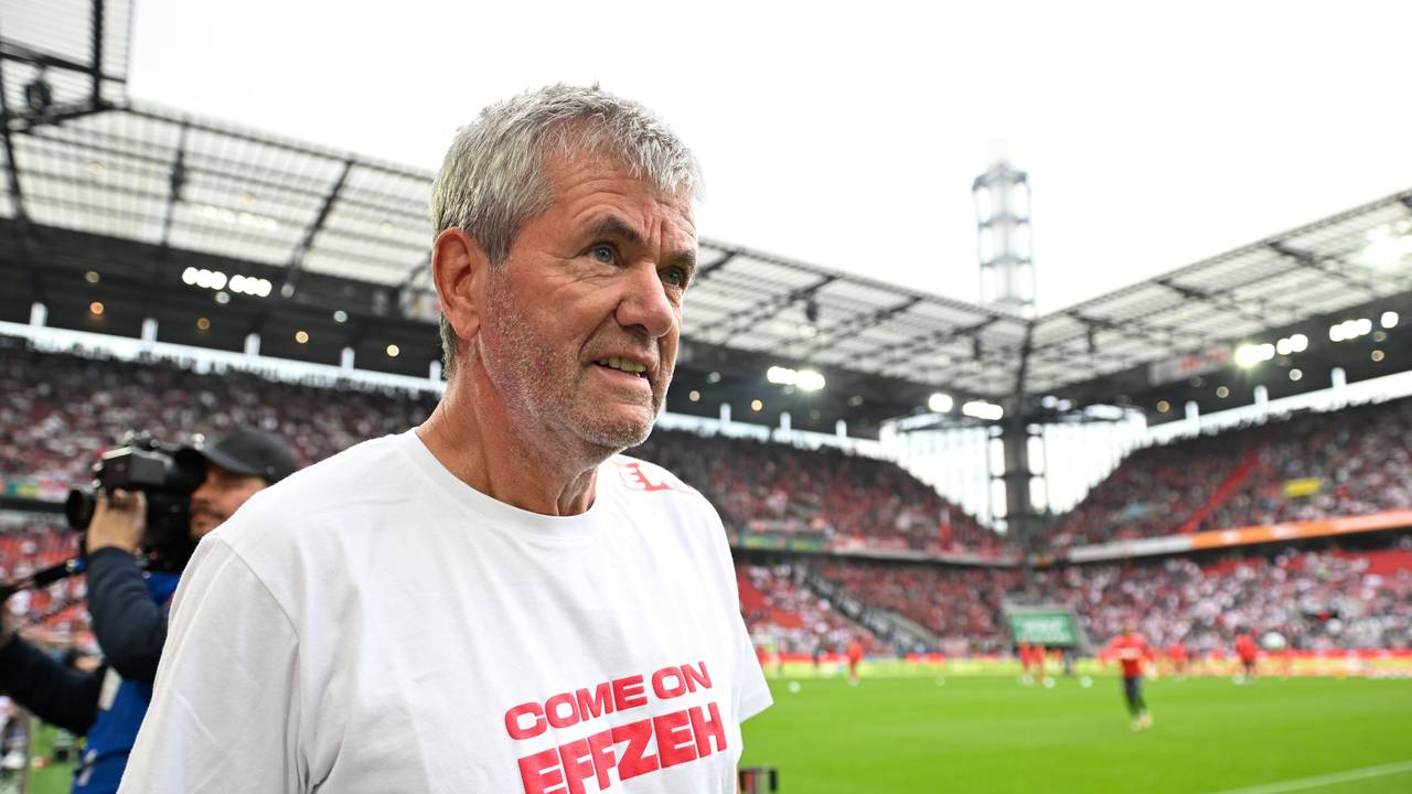 Kölns Trainer Friedhelm Funkel kommt vor dem Spiel ins Stadion.