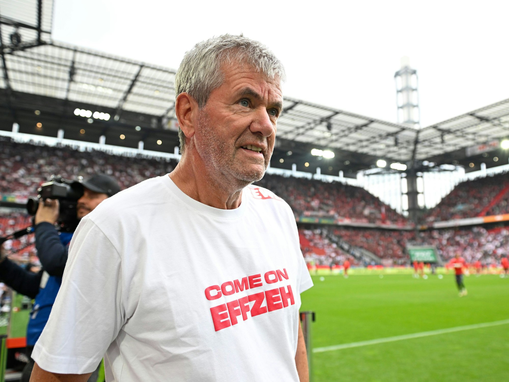 Kölns Trainer Friedhelm Funkel kommt vor dem Spiel ins Stadion.