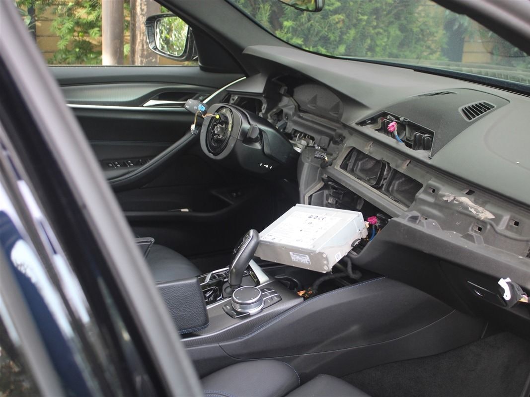 Diebe bauten in Rösrath die Innenausstattung aus einem BMW aus.