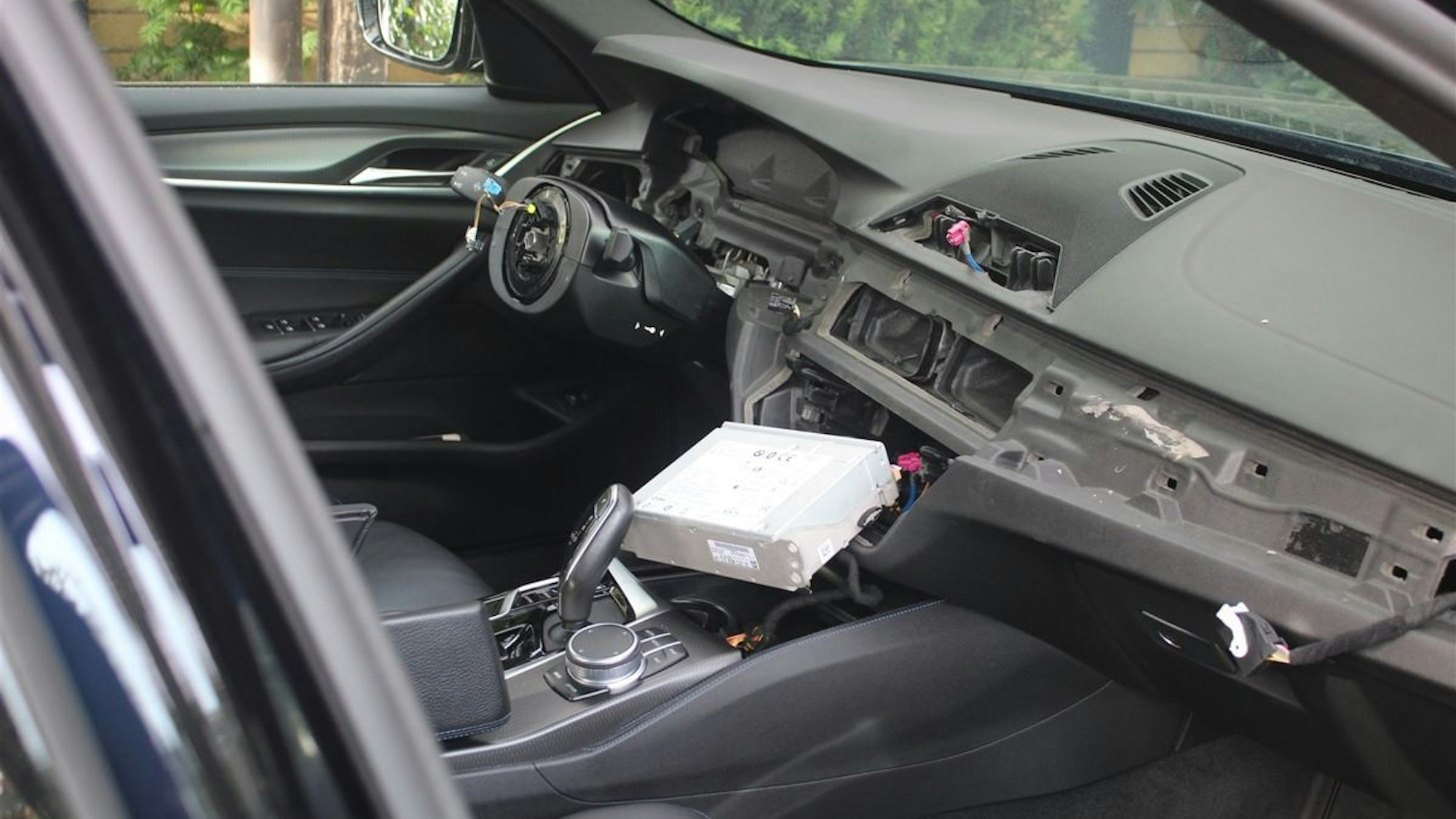 Diebe bauten in Rösrath die Innenausstattung aus einem BMW aus.