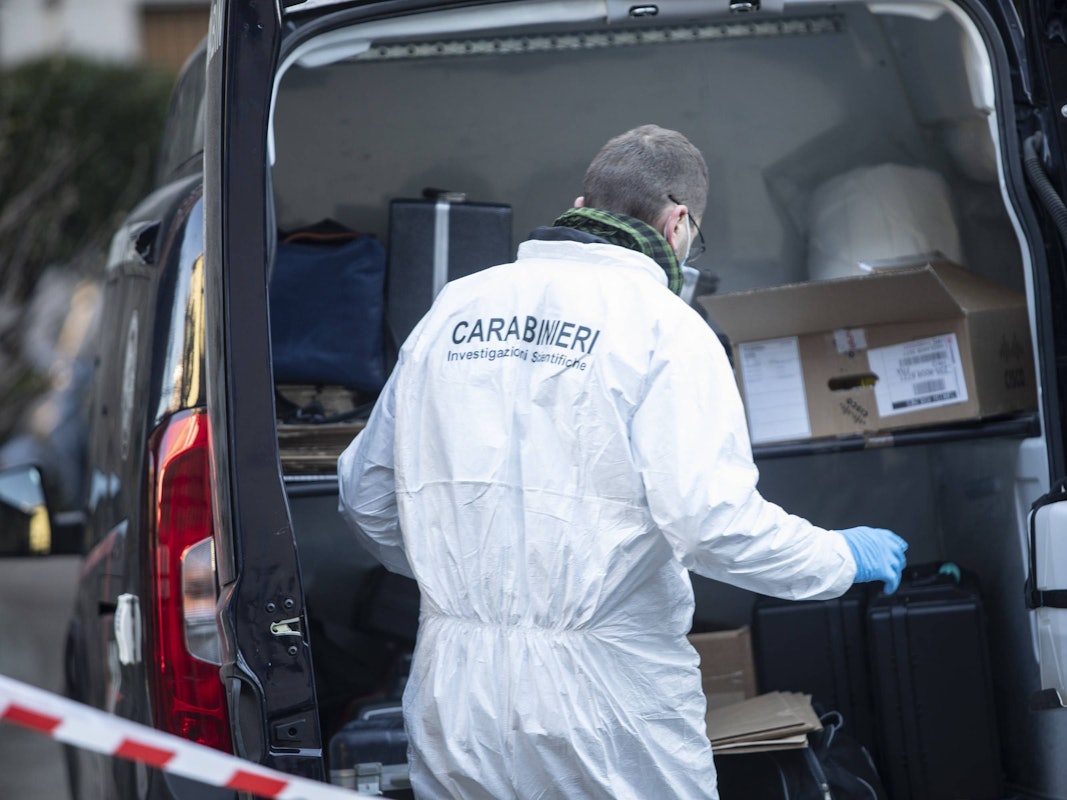 Ein Mitarbeiter der italienischen Polizei sichert Spuren an einem Tatort.
