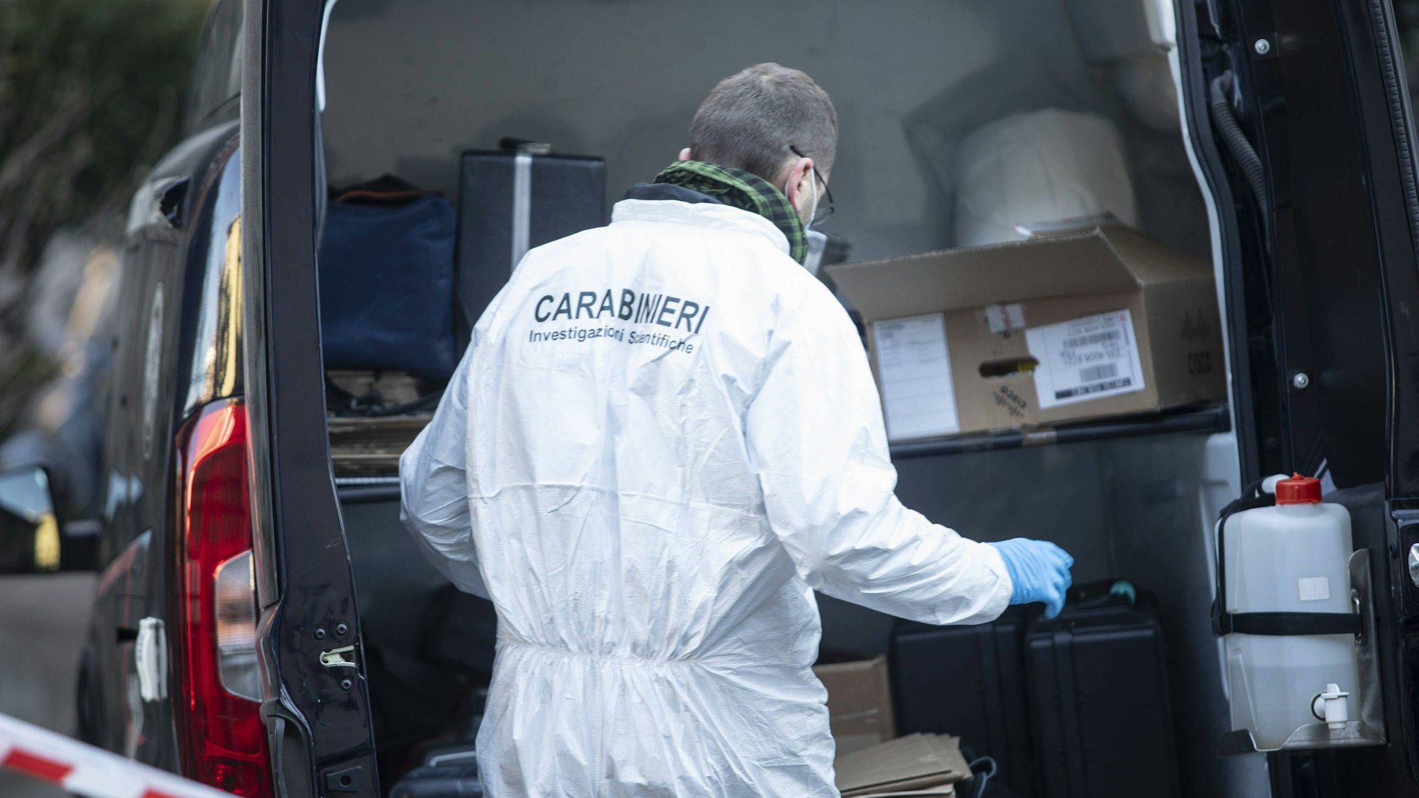 Ein Mitarbeiter der italienischen Polizei sichert Spuren an einem Tatort.
