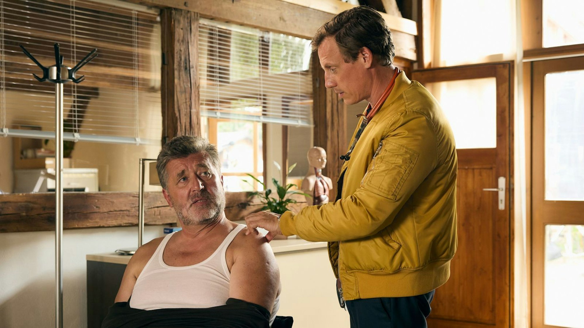 Nach seinem „Notruf Hafenkante“-Ausstieg 2021 übernahm Bruno F. Apitz (Bild links, mit Patrick Kalupa) eine wiederkehrende Rolle in der ZDF-Reihe „Dr. Nice“. (Bild: ZDF / Rudolf Wernicke)