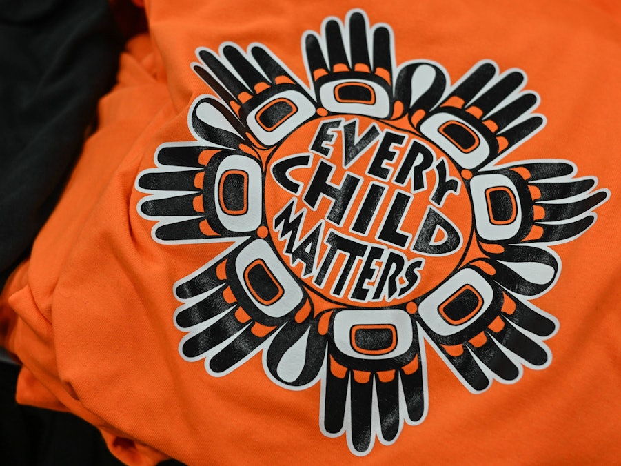 T-Shirt mit „Every Child Matters“-Schriftzug und Muster