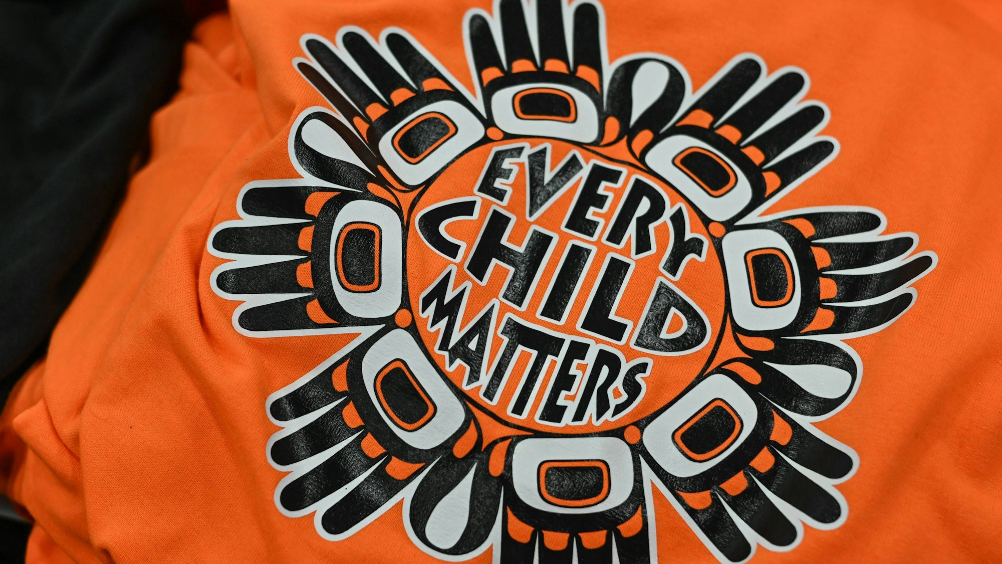 T-Shirt mit „Every Child Matters“-Schriftzug und Muster
