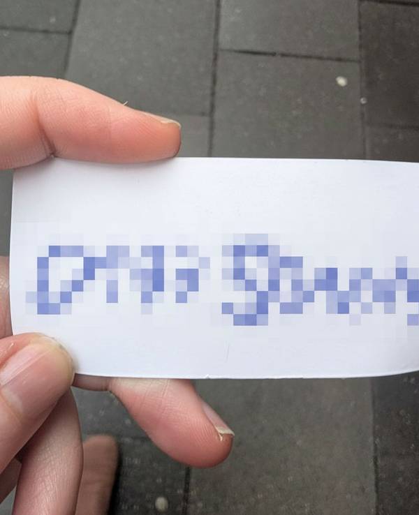 Dieser Drogenzettel mit einer Telefonnummer steckte in der Haustür.