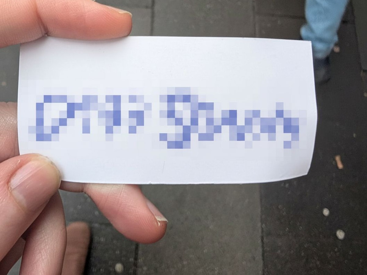 Dieser Drogenzettel mit einer Telefonnummer steckte in der Haustür.