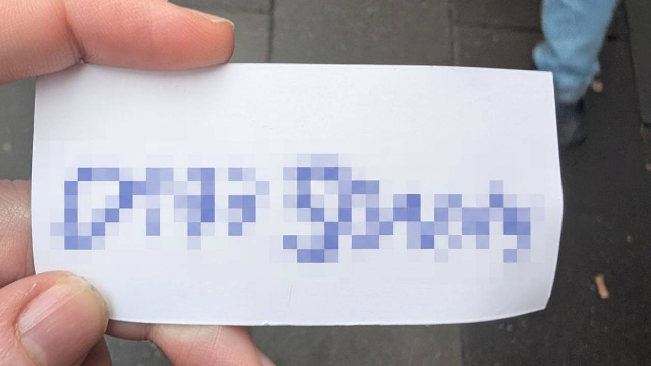 Dieser Drogenzettel mit einer Telefonnummer steckte in der Haustür.