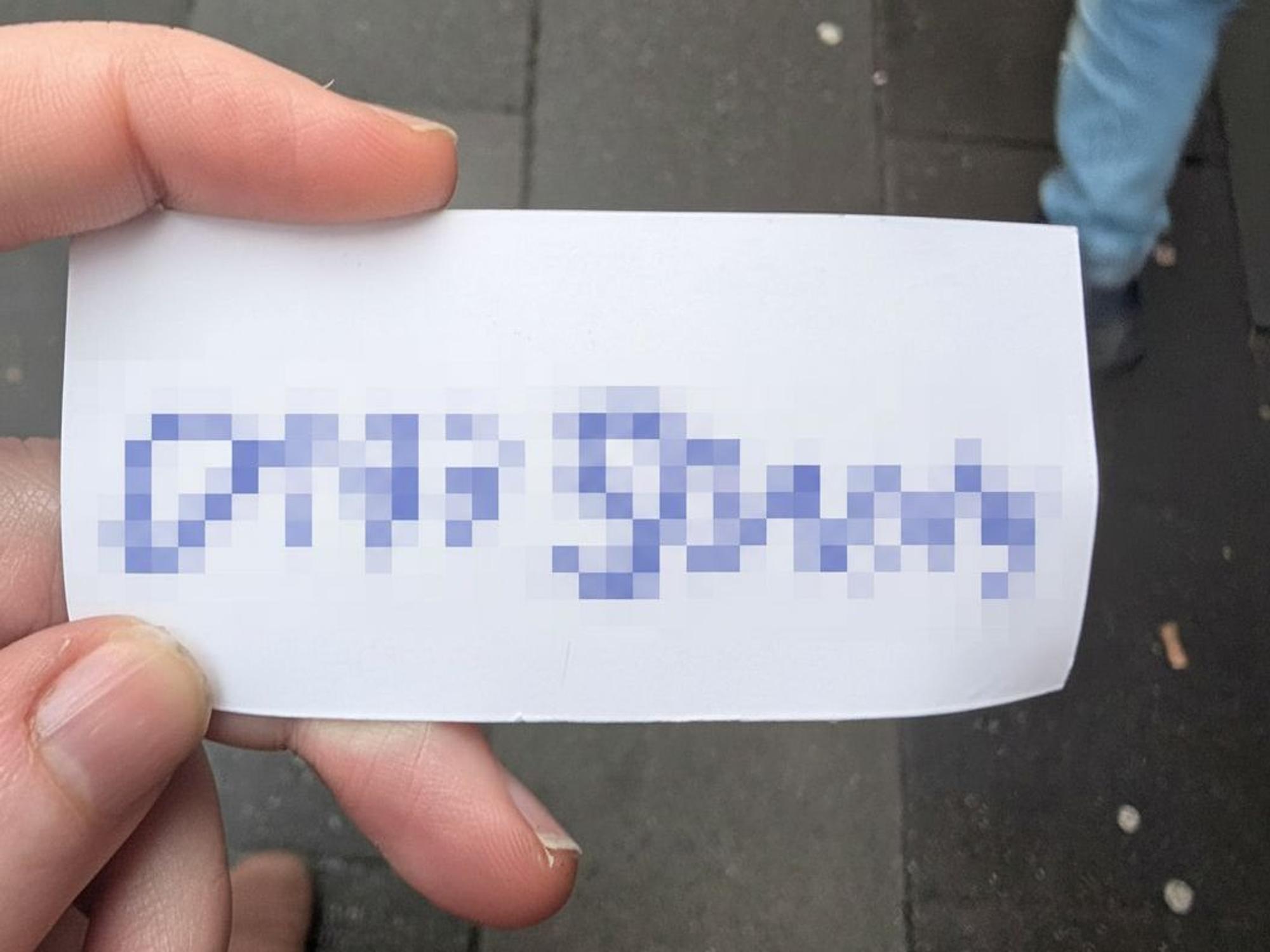Dieser Drogenzettel mit einer Telefonnummer steckte in der Haustür.