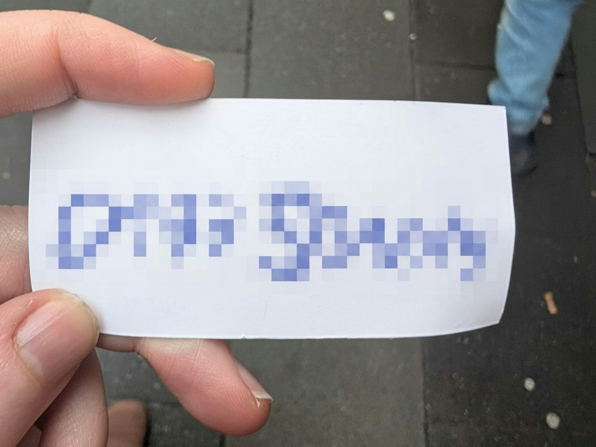 Dieser Drogenzettel mit einer Telefonnummer steckte in der Haustür.