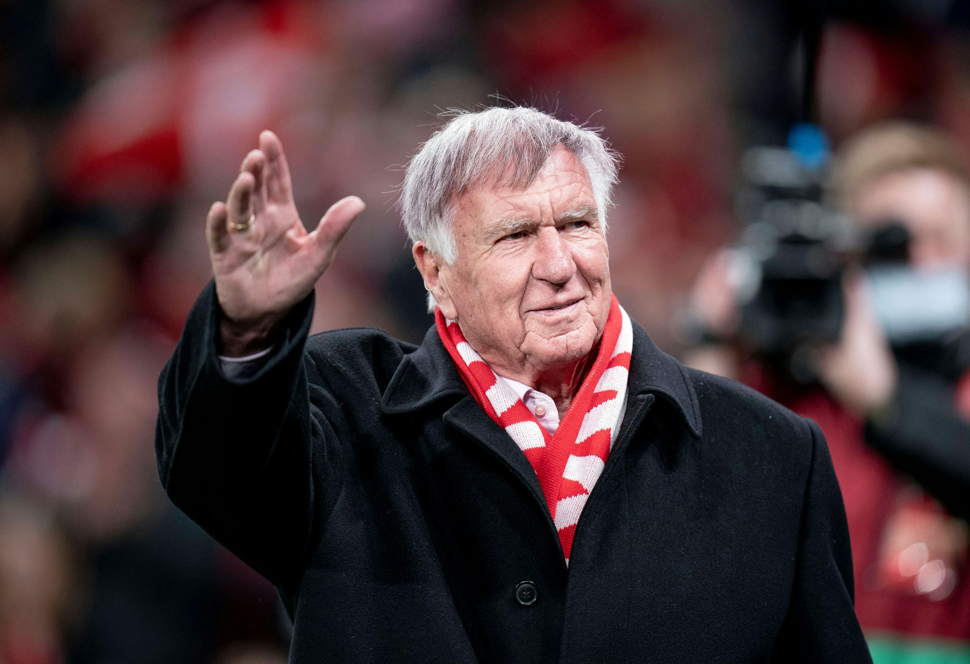 Sepp Piontek winkt ins Publikum.