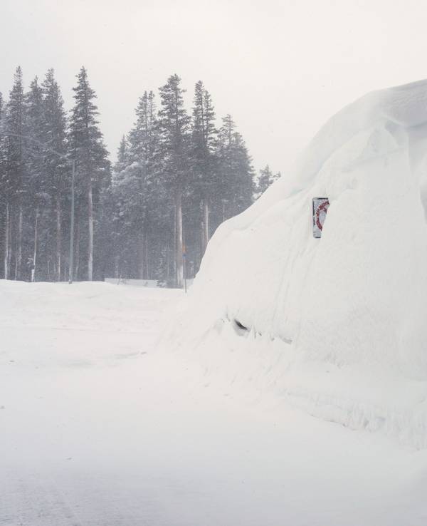 Schnee türmt sich entlang einer Straße bei Soda Springs.
