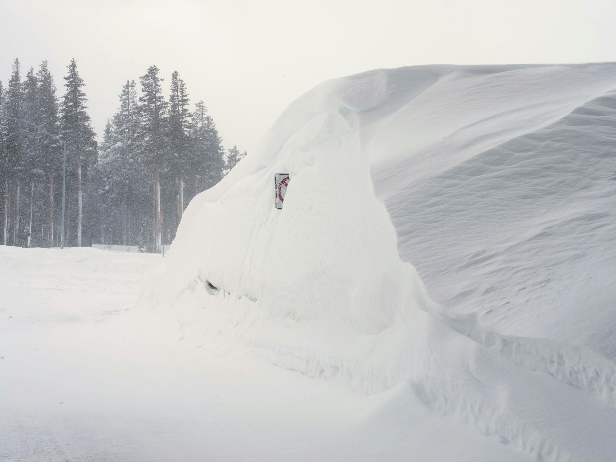 Schnee türmt sich entlang einer Straße bei Soda Springs.