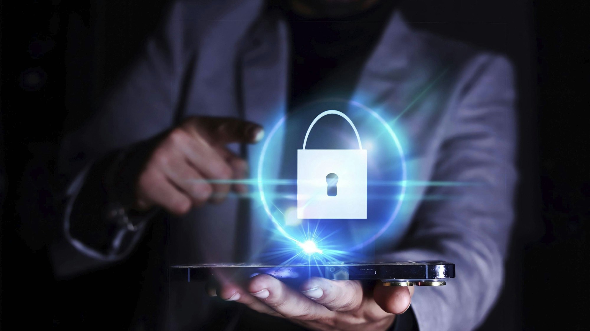 Geschäftsmann mit Smartphone und Sicherheitssymbol