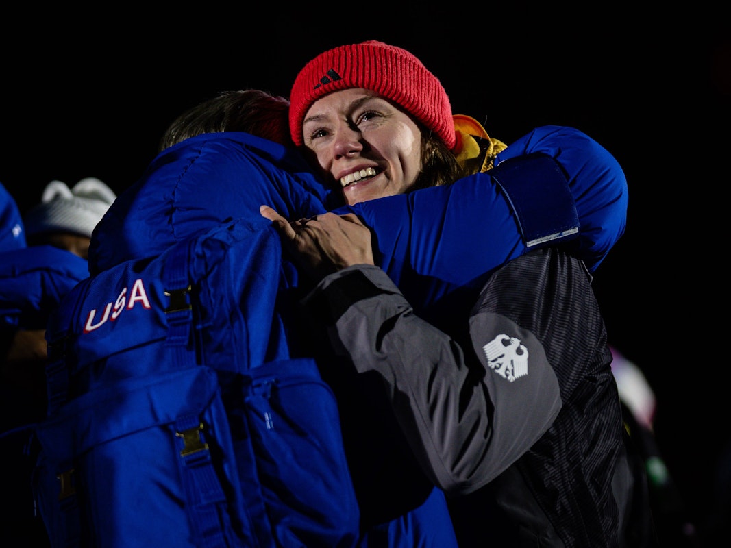 Laura Nolte umarmt ihre Olympia-Konkurrentin im Bob.