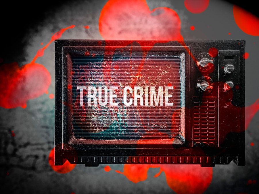 Miniaturfernseher mit Blutspritzern und Aufschrift True Crime