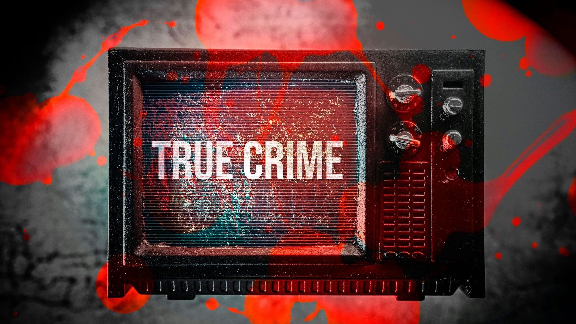 Miniaturfernseher mit Blutspritzern und Aufschrift True Crime