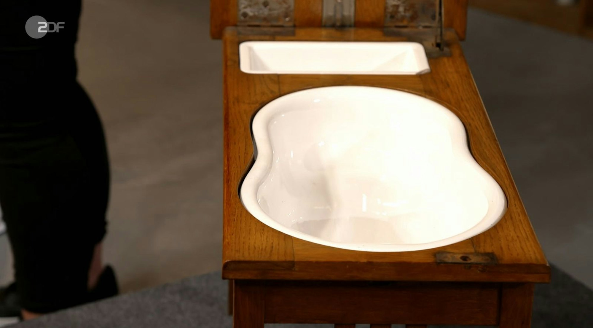 Zum Verkauf bei „Bares für Rares“ stand also nun ein sogenanntes Hygienemöbel: ein Bidet aus der Zeit um 1900. (Bild: ZDF)