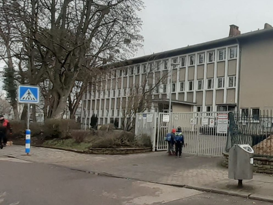 Die Grundschule Kopernikusstraße in Köln-Buchforst: Dort ist die Heizung ausgefallen, weil die Elektrik kaputt ist.