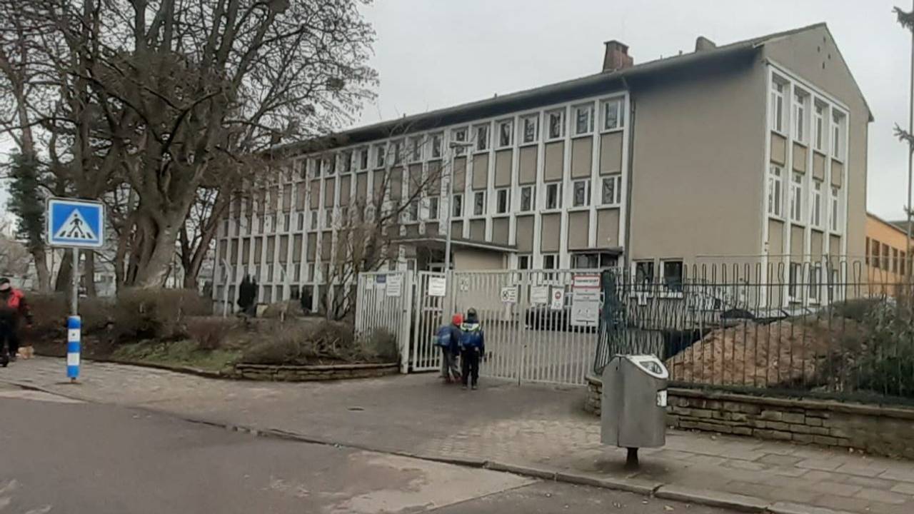 Die Grundschule Kopernikusstraße in Köln-Buchforst: Dort ist die Heizung ausgefallen, weil die Elektrik kaputt ist.