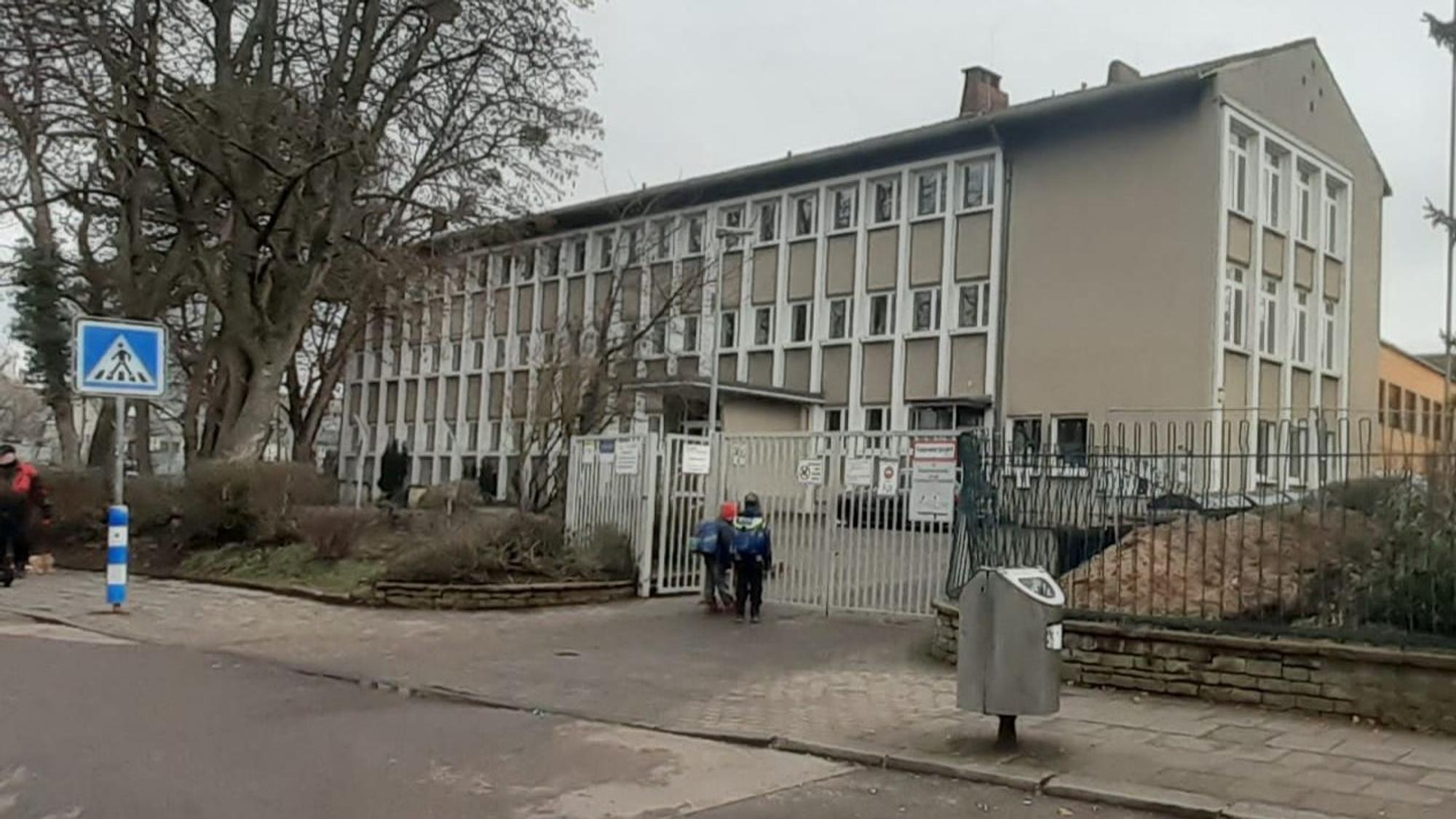 Die Grundschule Kopernikusstraße in Köln-Buchforst: Dort ist die Heizung ausgefallen, weil die Elektrik kaputt ist.