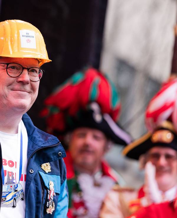 Torsten Burmester (SPD), Oberbürgermeister von Köln, steht als Bob der Baumeister auf dem Alter Markt bei der Weiberfastnacht.