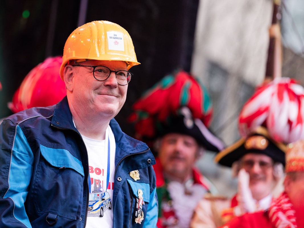Torsten Burmester (SPD), Oberbürgermeister von Köln, steht als Bob der Baumeister auf dem Alter Markt bei der Weiberfastnacht.