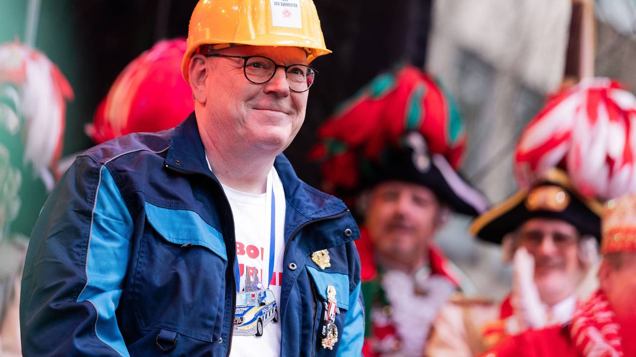 Torsten Burmester (SPD), Oberbürgermeister von Köln, steht als Bob der Baumeister auf dem Alter Markt bei der Weiberfastnacht.