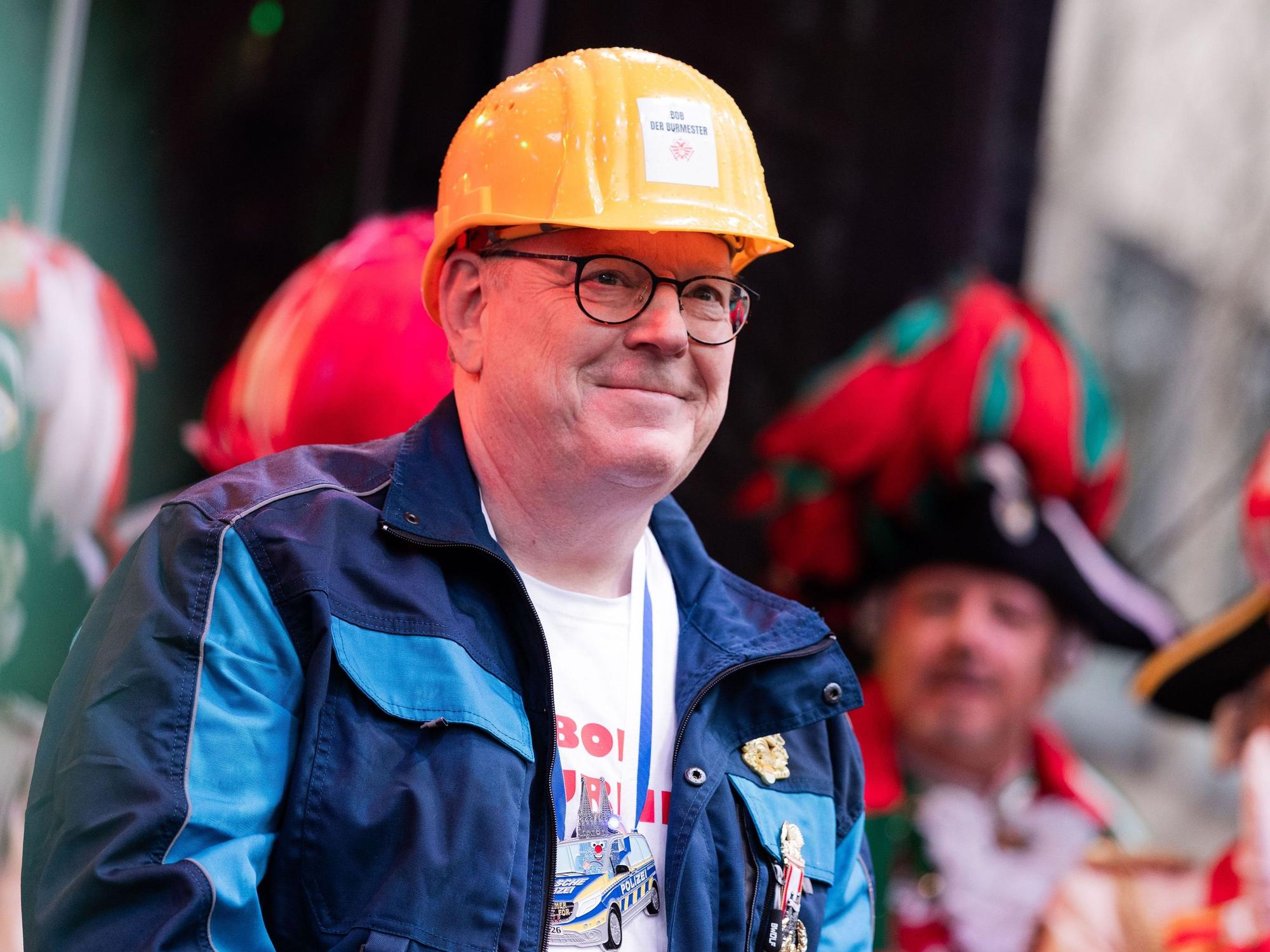 Torsten Burmester (SPD), Oberbürgermeister von Köln, steht als Bob der Baumeister auf dem Alter Markt bei der Weiberfastnacht.