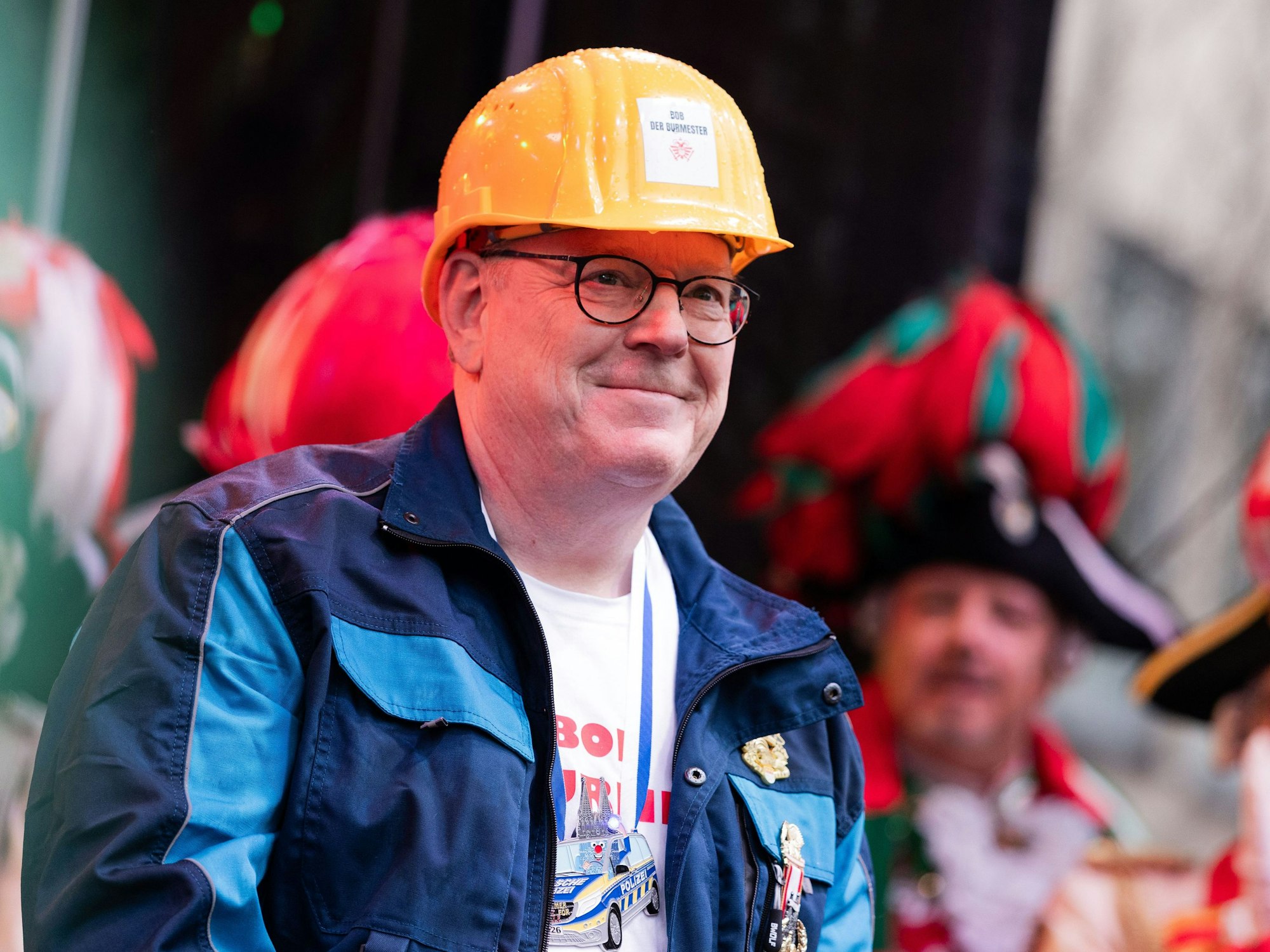 Torsten Burmester (SPD), Oberbürgermeister von Köln, steht als Bob der Baumeister auf dem Alter Markt bei der Weiberfastnacht.