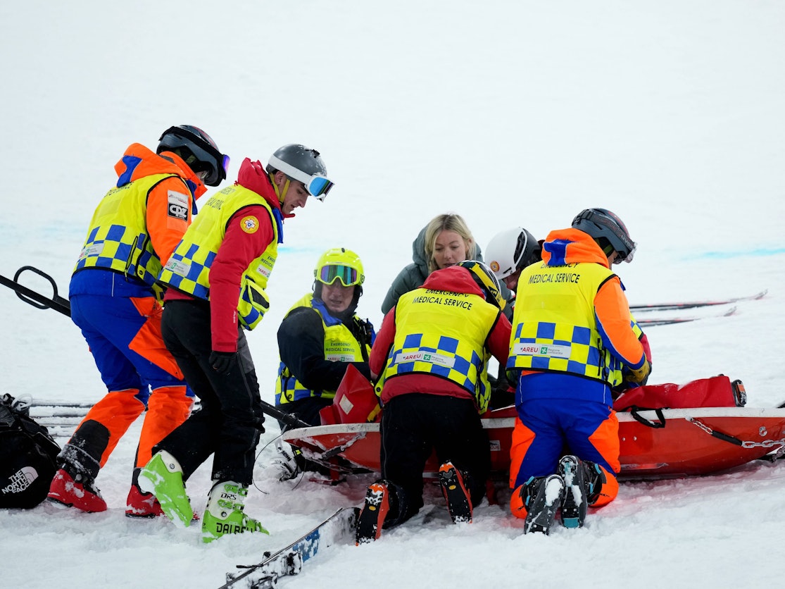 Ski-Freestylerin Cassie Sharpe wird nach ihrem Sturz von mehreren Ärzten und Betreuern behandelt.