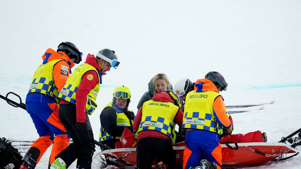 Ski-Freestylerin Cassie Sharpe wird nach ihrem Sturz von mehreren Ärzten und Betreuern behandelt.