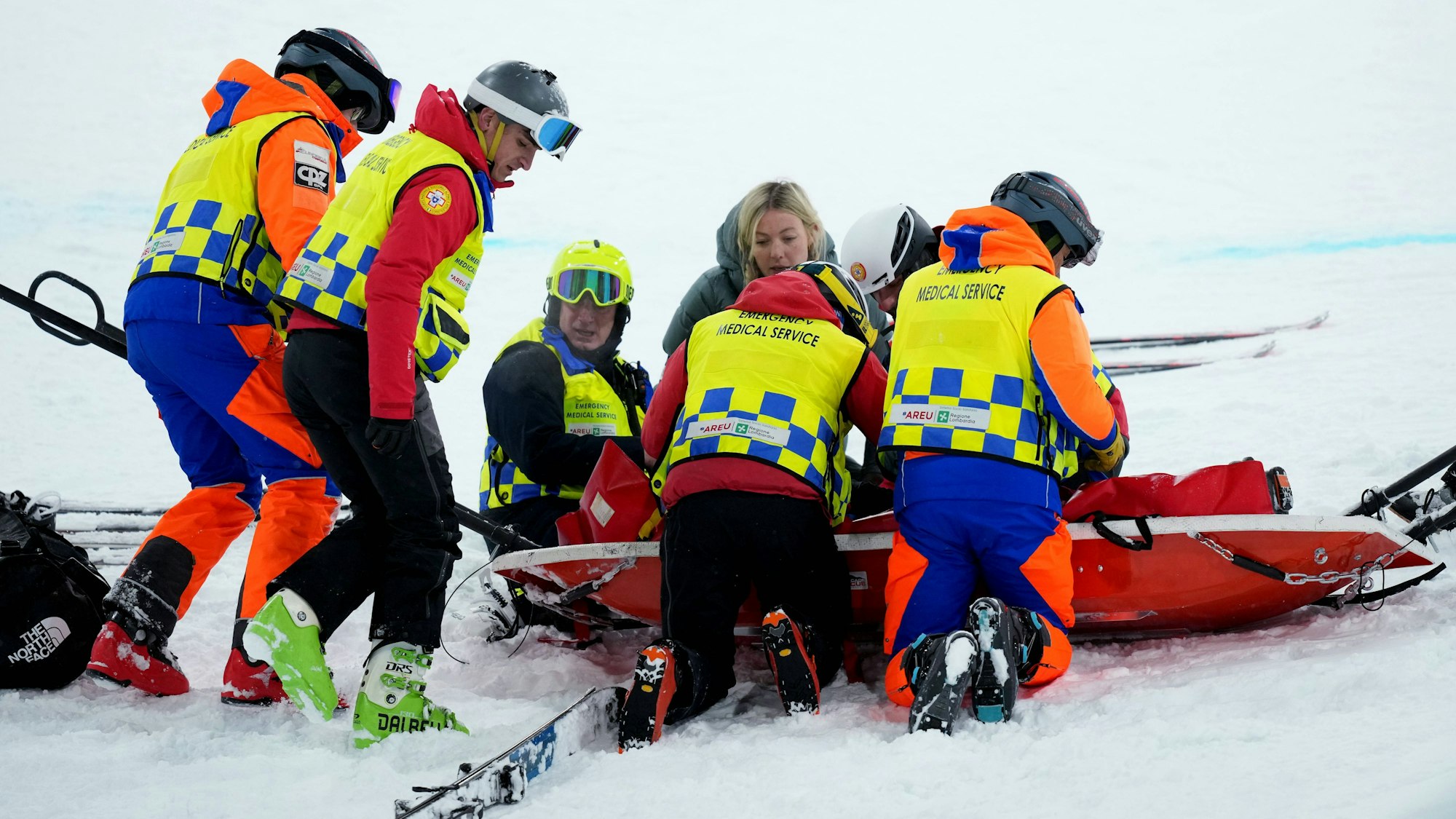 Ski-Freestylerin Cassie Sharpe wird nach ihrem Sturz von mehreren Ärzten und Betreuern behandelt.