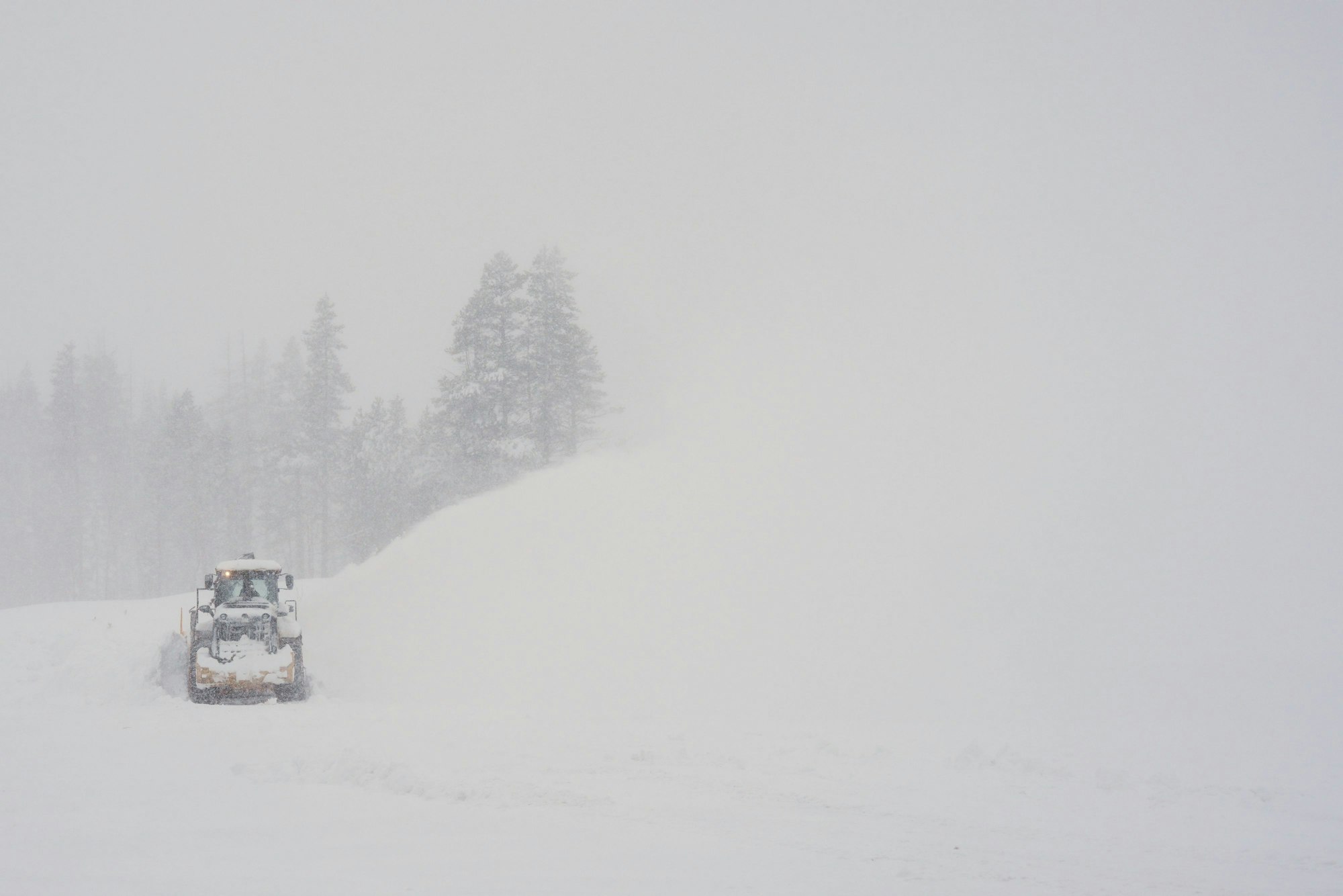 Eine Pistenraupe kam nur bis auf gut drei Kilometer an die Unglücksstelle heran. Von dort aus mussten die Einsatzkräfte auf Skiern weiter.