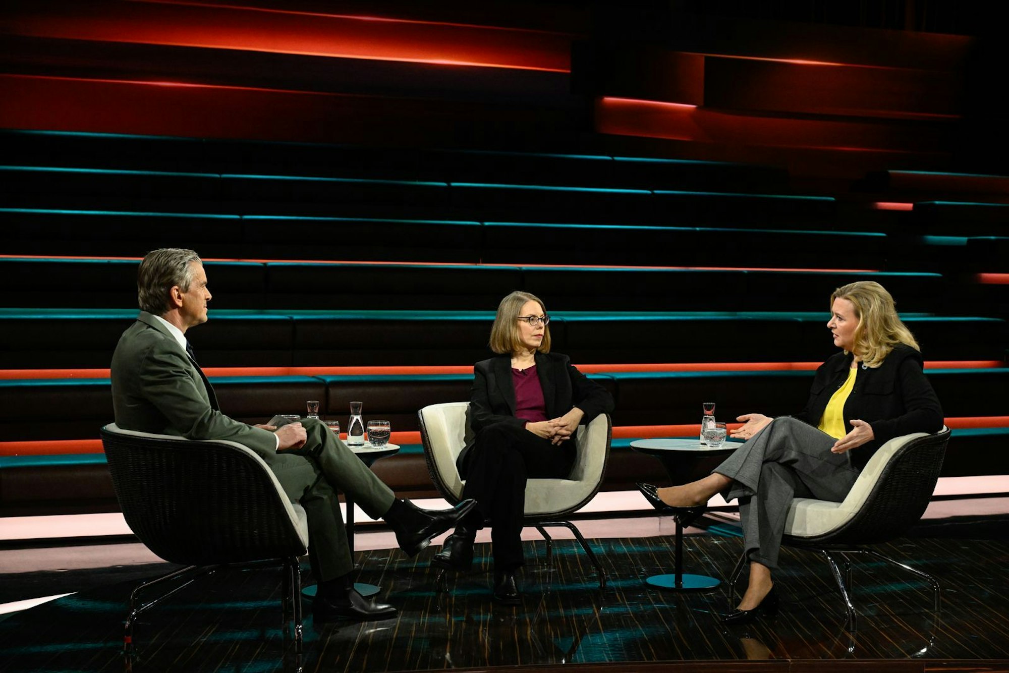 Bei „Markus Lanz“ analysierten Eva Quadbeck (rechts) und Anne Brorhilker, warum es in Deutschland oft eine unzureichende Verfolgung von Wirtschaftskriminalität gibt. (Bild: ZDF / Markus Hertrich)