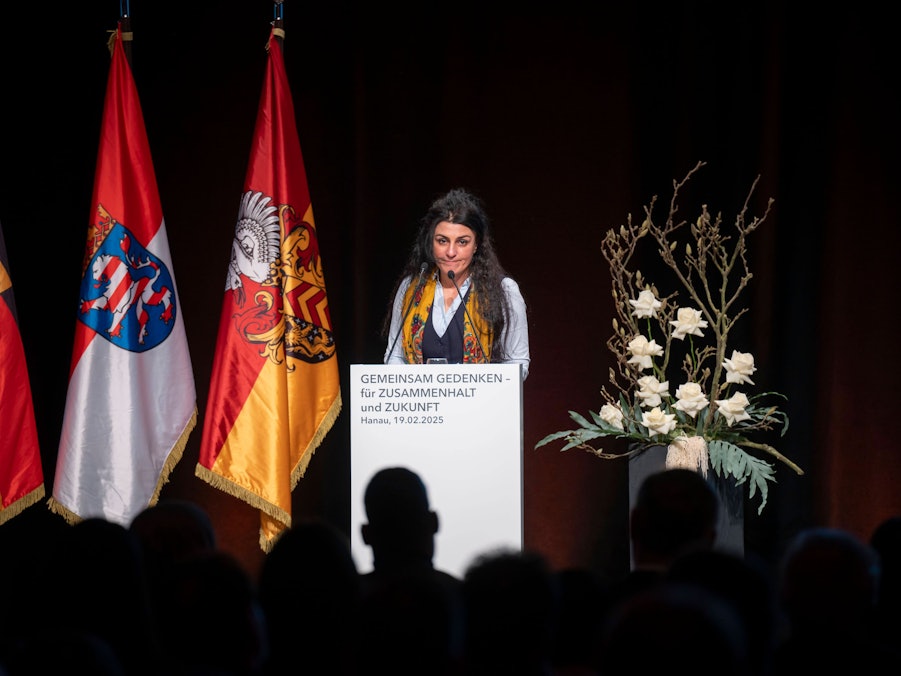 Serpil Unvar spricht am Rednerpult