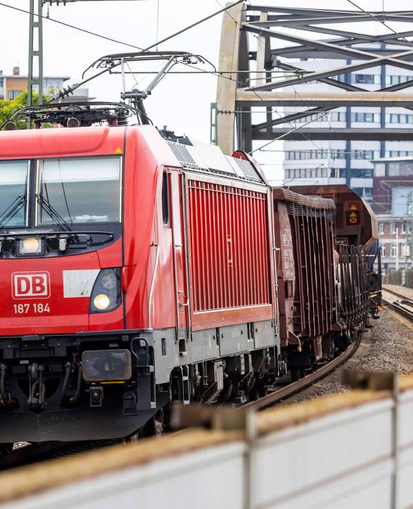 Bahnbrücke in Mannheim mit Zug.