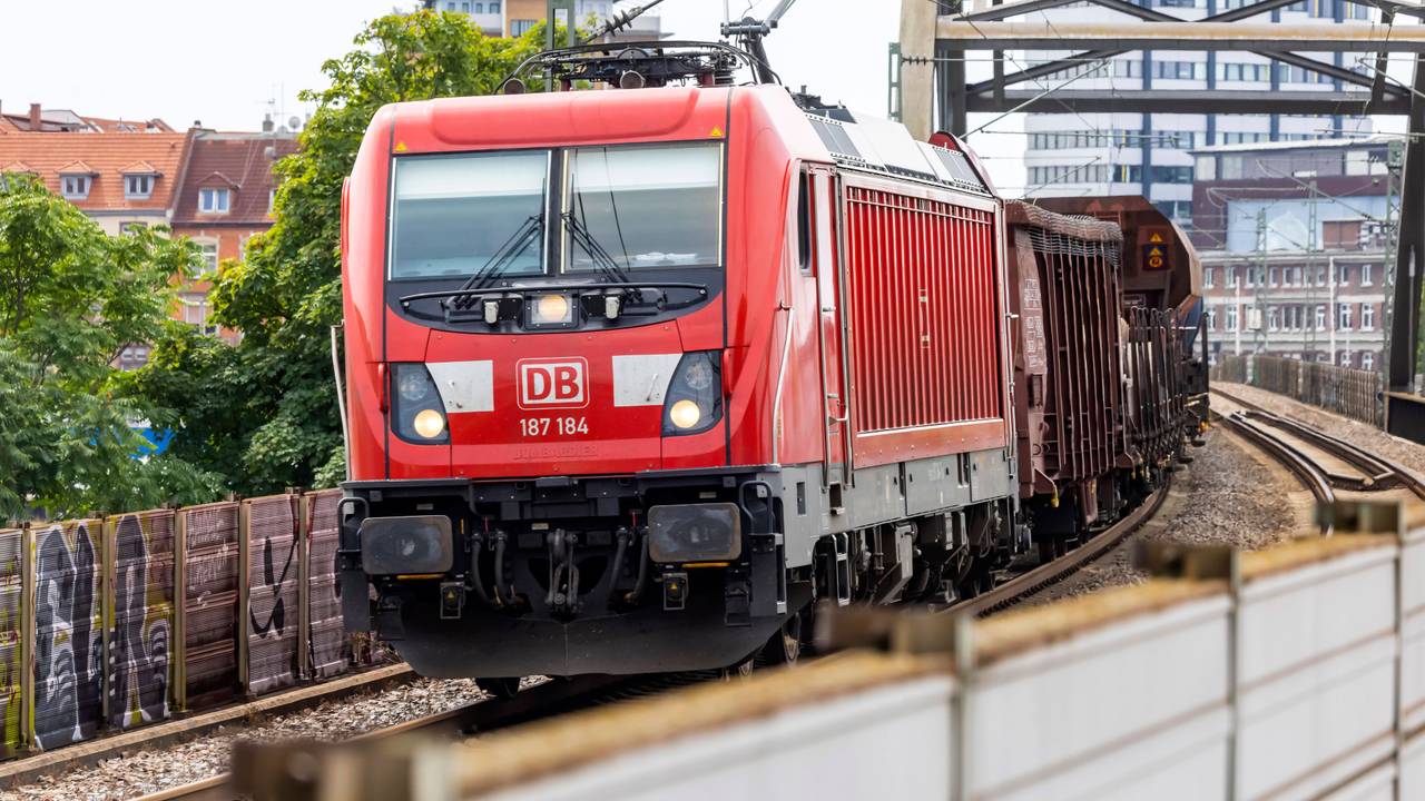 Bahnbrücke in Mannheim mit Zug.