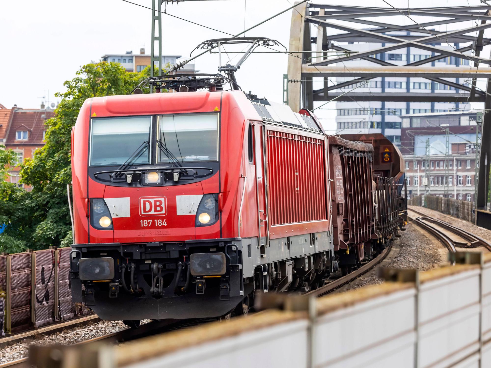 Bahnbrücke in Mannheim mit Zug.