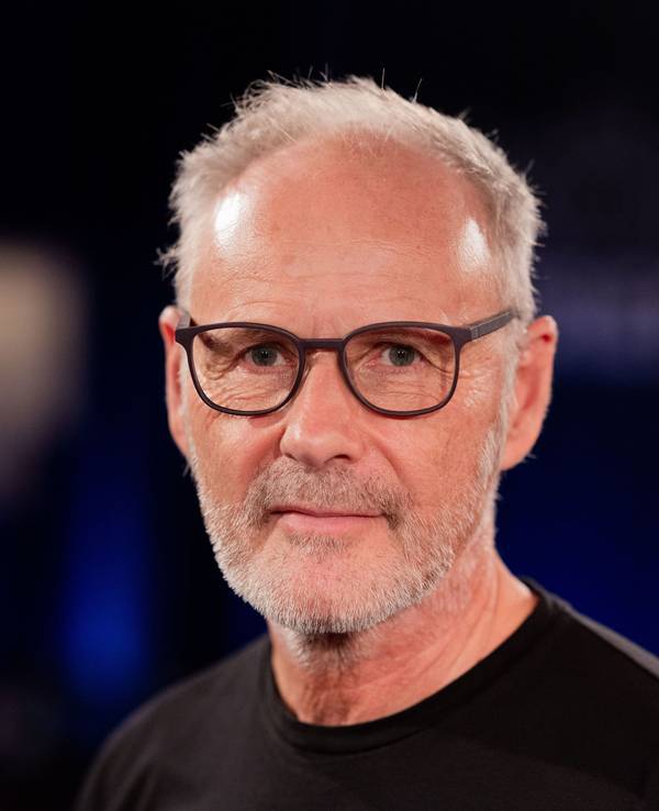 Reinhold Beckmann schaut in die Kamera.