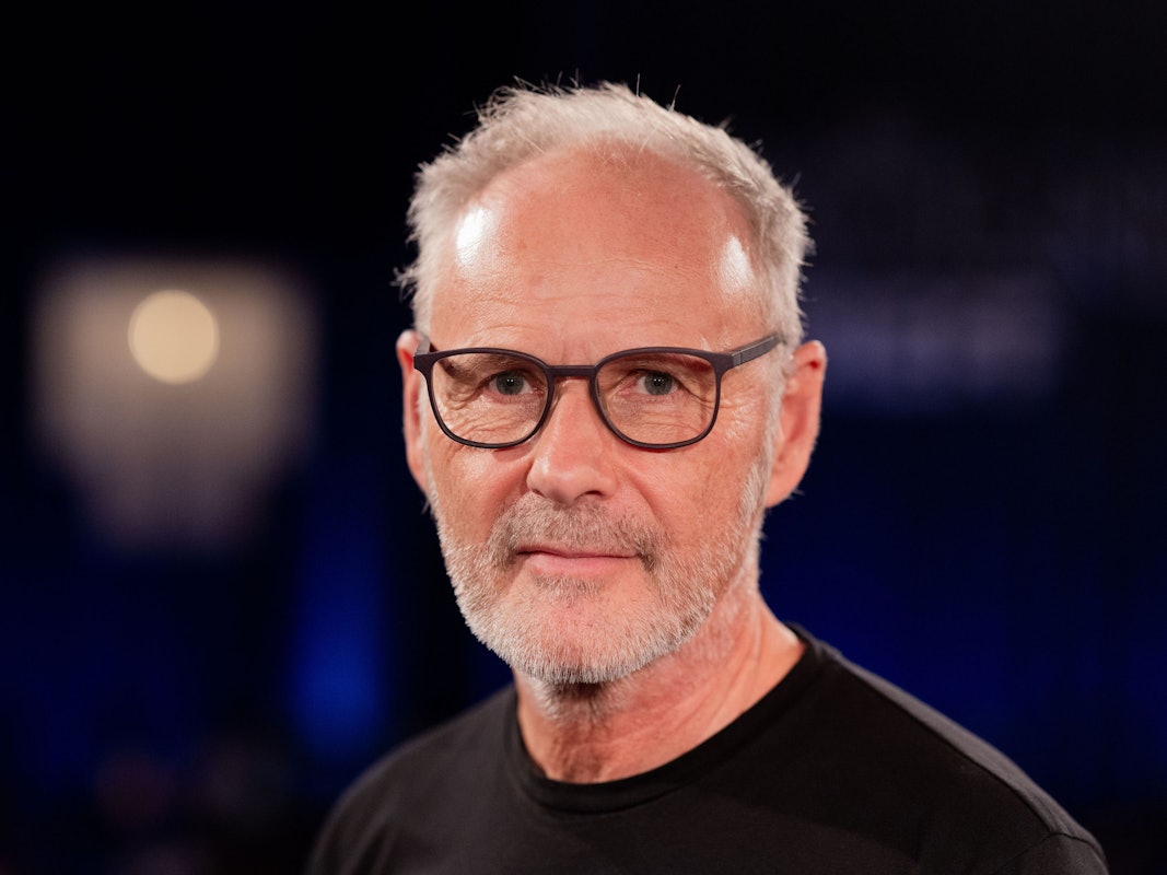 Reinhold Beckmann schaut in die Kamera.