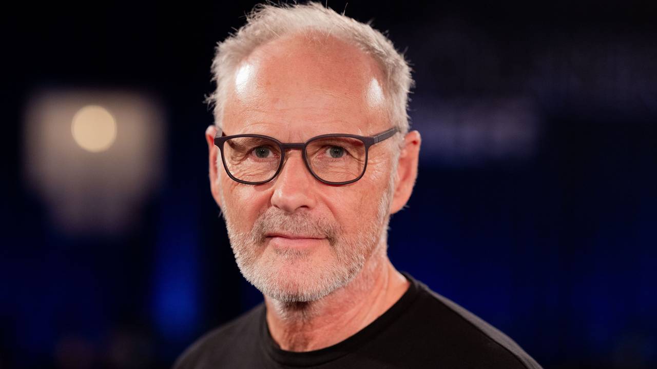 Reinhold Beckmann schaut in die Kamera.