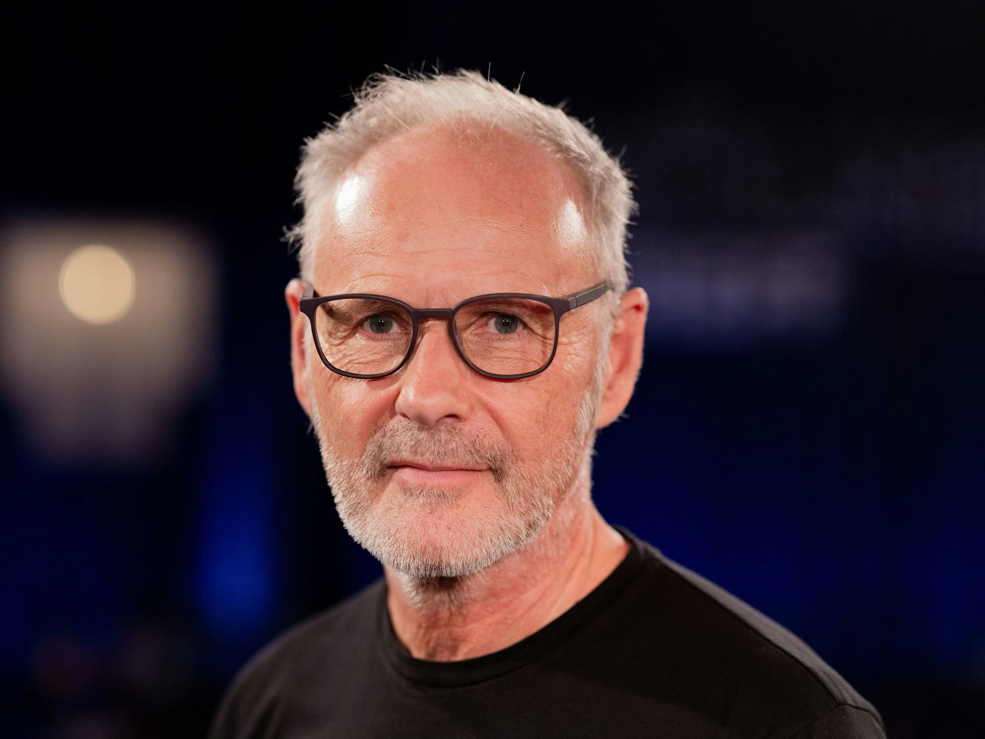 Reinhold Beckmann schaut in die Kamera.