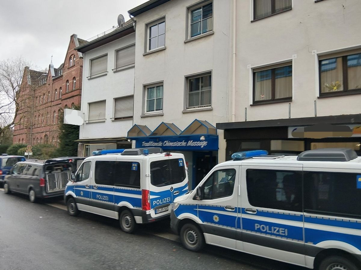 Das Bild zeigt Polizeifahrzeug vor einem Massagestudio in Brühl.