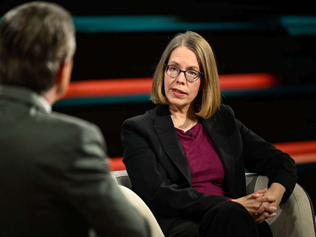 Juristin Anne Brorhilker erläuterte, warum sich auf politischer Ebene mehr ändern müsse, wenn es um Steuerbetrug geht. (Bild: ZDF / Markus Hertrich)