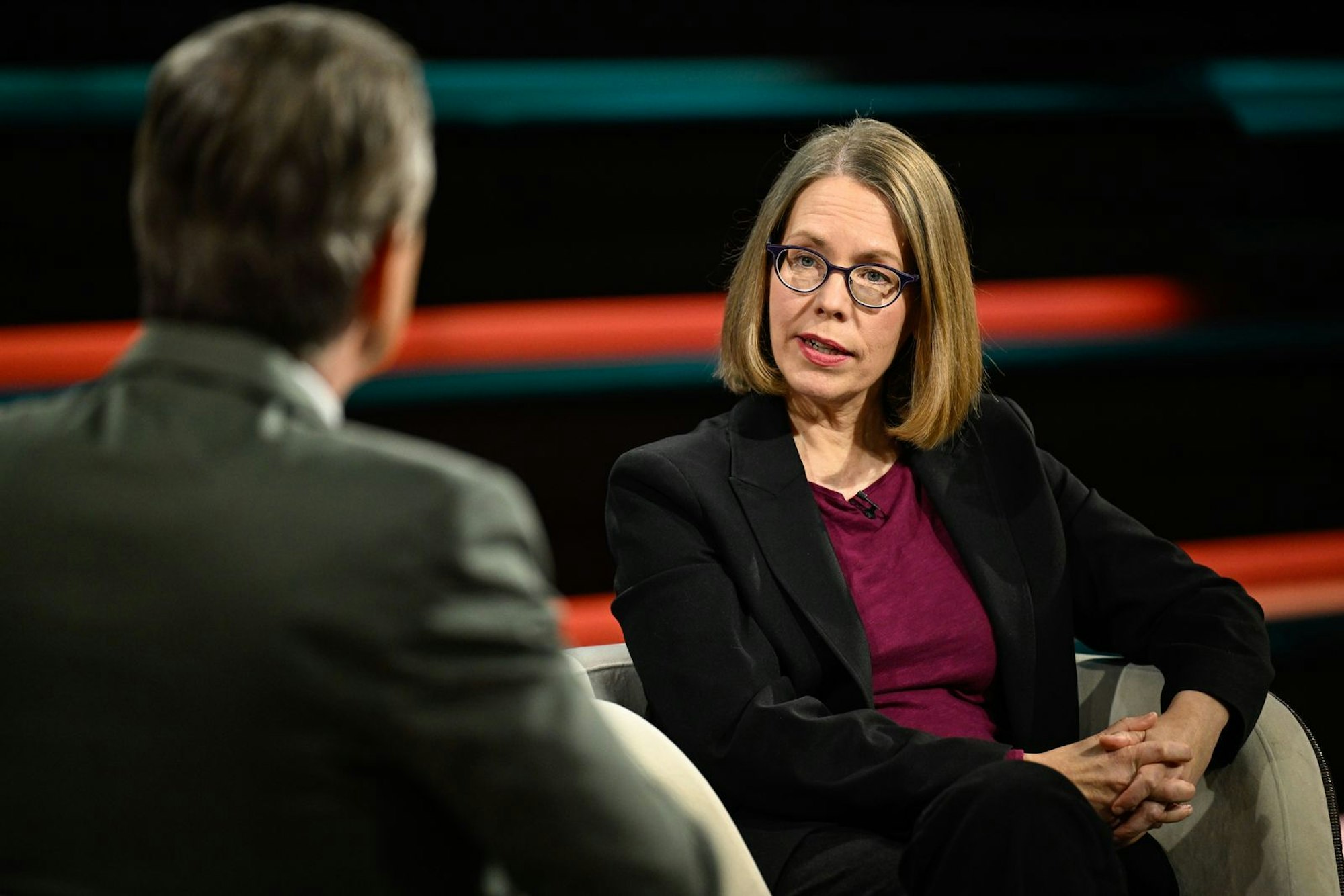 Juristin Anne Brorhilker erläuterte, warum sich auf politischer Ebene mehr ändern müsse, wenn es um Steuerbetrug geht. (Bild: ZDF / Markus Hertrich)