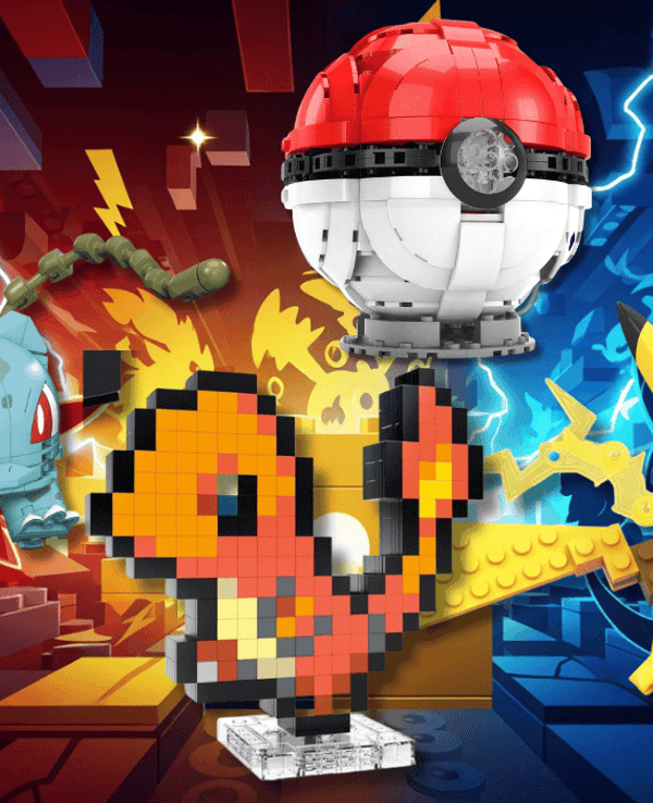 Verschiedene Pokemon Bausteinsets von Pikachu, Bisasam, Glumanda und einem Pokeball vor einem bunten Hintergrund.