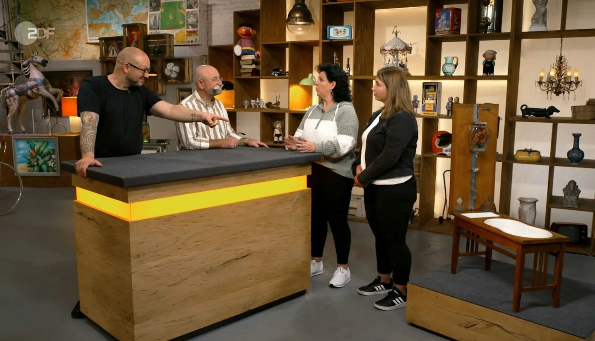 Zerbrechliches Material wie Porzellan, in dem ein Neugeborenes badet, das klang nicht nach einer idealen Kombination. (Bild: ZDF)