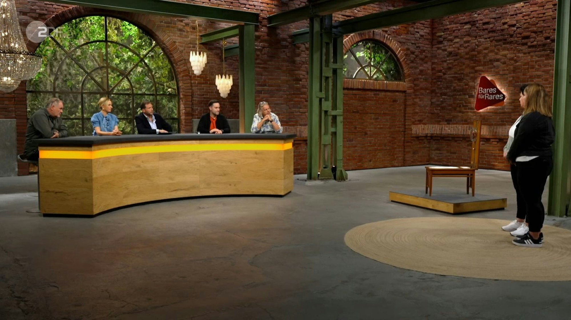 Als die Verkäuferinnen verrieten, Deutschmanek habe überlegt, die Schüssel künftig für Nudelgerichte zu verwenden, hallte es entsetzt durch den Raum: „Boah, dem Sven ist aber auch alles egal.“ (Bild: ZDF)